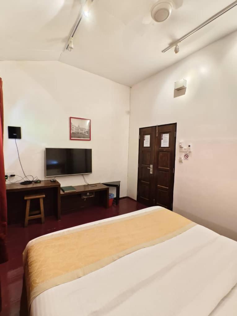 Hostel Red Court *